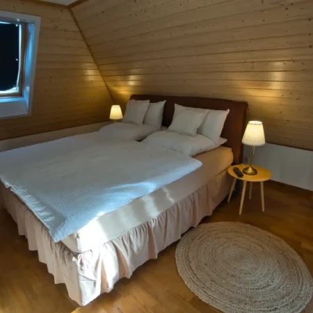 Ein Kingsize-Boxspring-Bett garantiert einen erholsamen Schlaf.