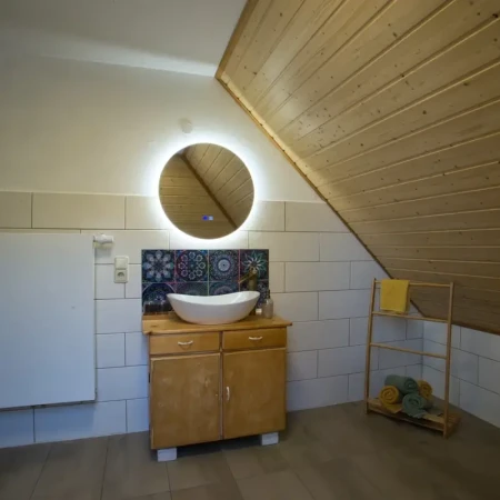 Der selbstgebaute Waschtisch kombiniert rustikalen Stil mit durchdachter Funktionalität.