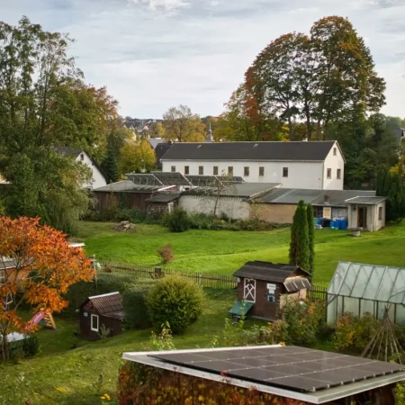 Blick aus dem Schlafzimmerfenster über die Gärten in der Nachbarschaft