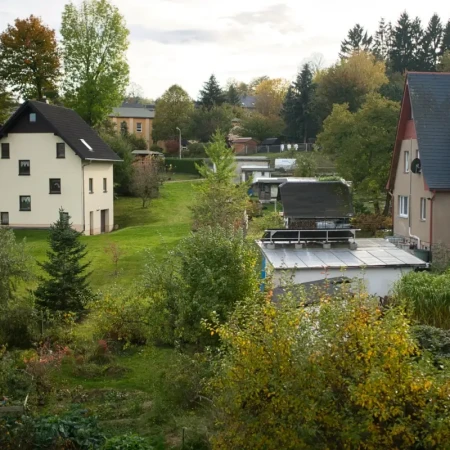 Blick aus dem Schlafzimmerfenster über die Nachbarschaft