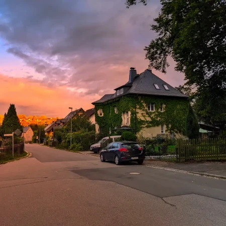 Unsere Ferienwohnung liegt an einer ruhigen Straße, perfekt für entspannte Ferien. Dank der hervorragenden Isolierung im Obergeschoss bleibt es angenehm still – selbst der nahegelegene Kindergarten ist kaum wahrzunehmen. Ein idealer Rückzugsort für erholsame Tage.