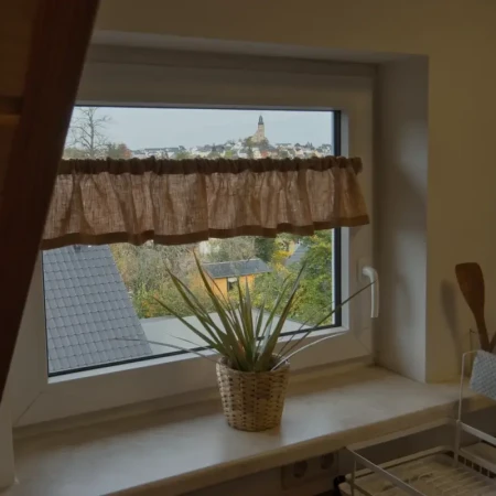 Von der Küche aus die Aussicht genießen: Blick über Schneeberg bis zur Kirche St. Wolfgang